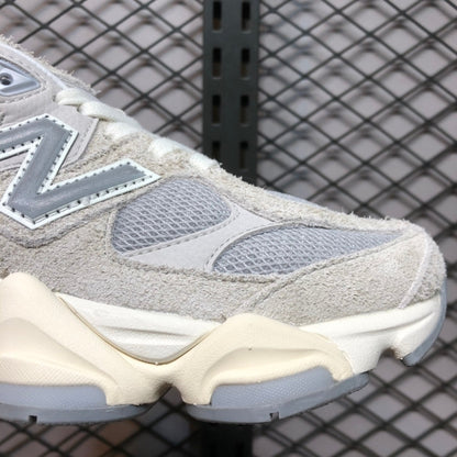 Tênis Runner Cinza Chumbo Detalhe Festivo