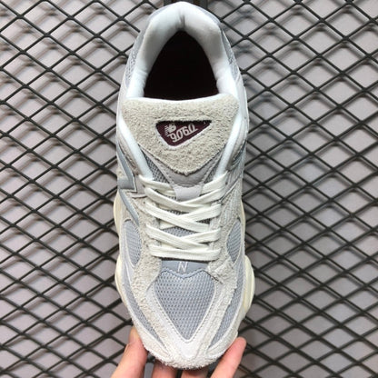 Tênis Runner Cinza Chumbo Detalhe Festivo