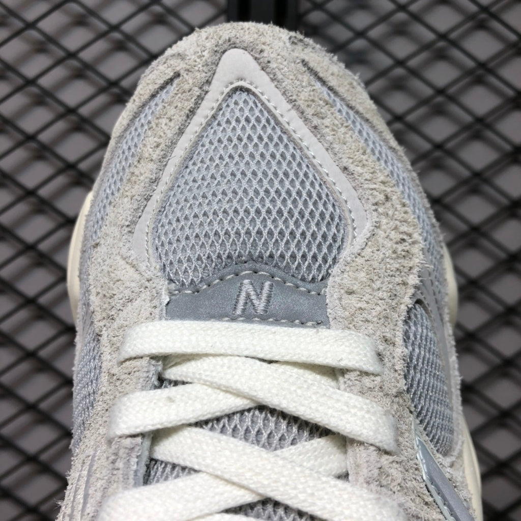 Tênis Runner Cinza Chumbo Detalhe Festivo