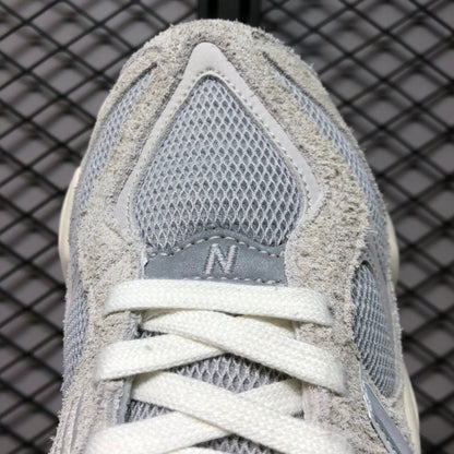 Tênis Runner Cinza Chumbo Detalhe Festivo