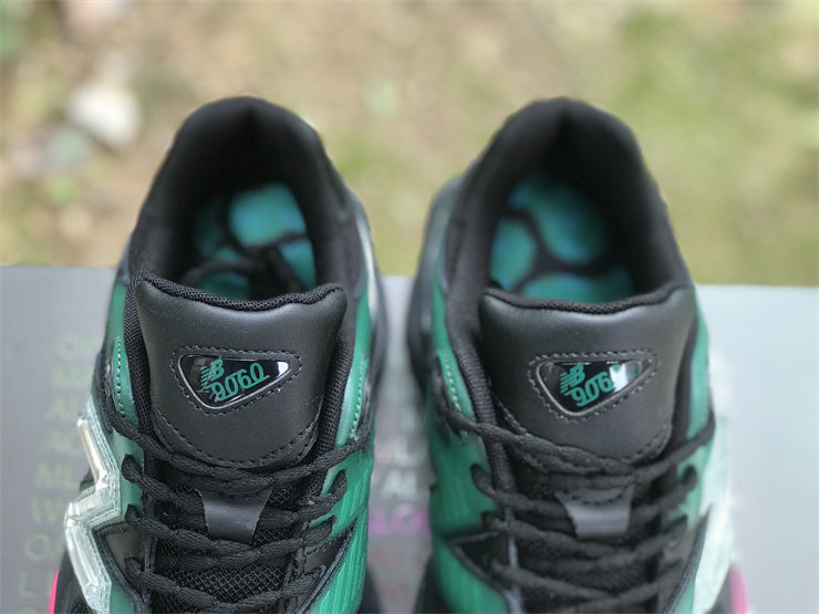 Tênis Runner Malha Preto Detalhe Teal e Rosa