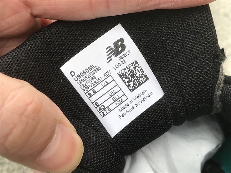 Tênis Runner Malha Preto Detalhe Teal e Rosa