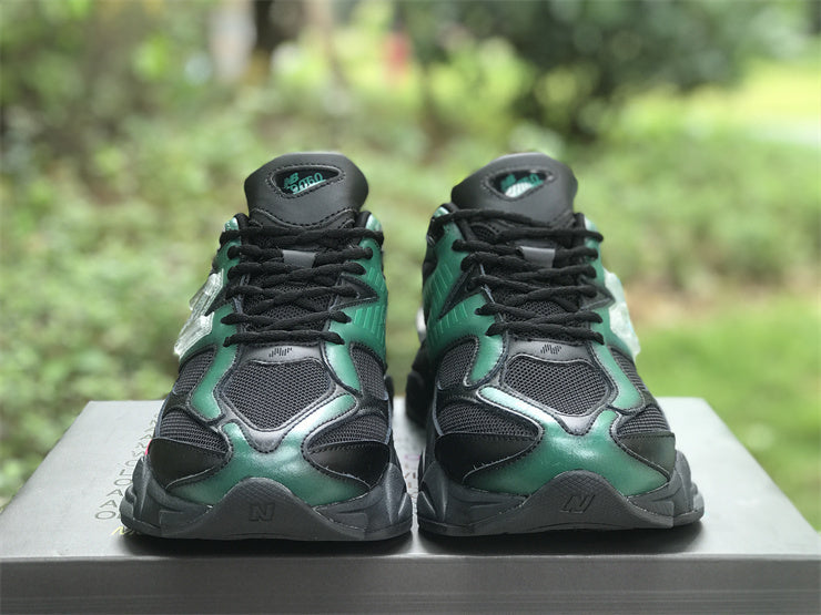 Tênis Runner Malha Preto Detalhe Teal e Rosa
