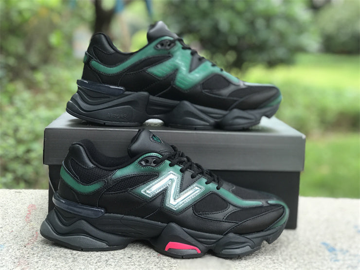 Tênis Runner Malha Preto Detalhe Teal e Rosa
