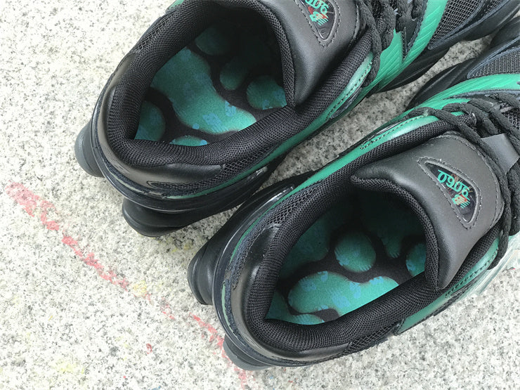 Tênis Runner Malha Preto Detalhe Teal e Rosa
