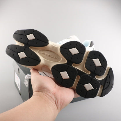 Tênis Runner Mesh Branco com Detalhe Preto