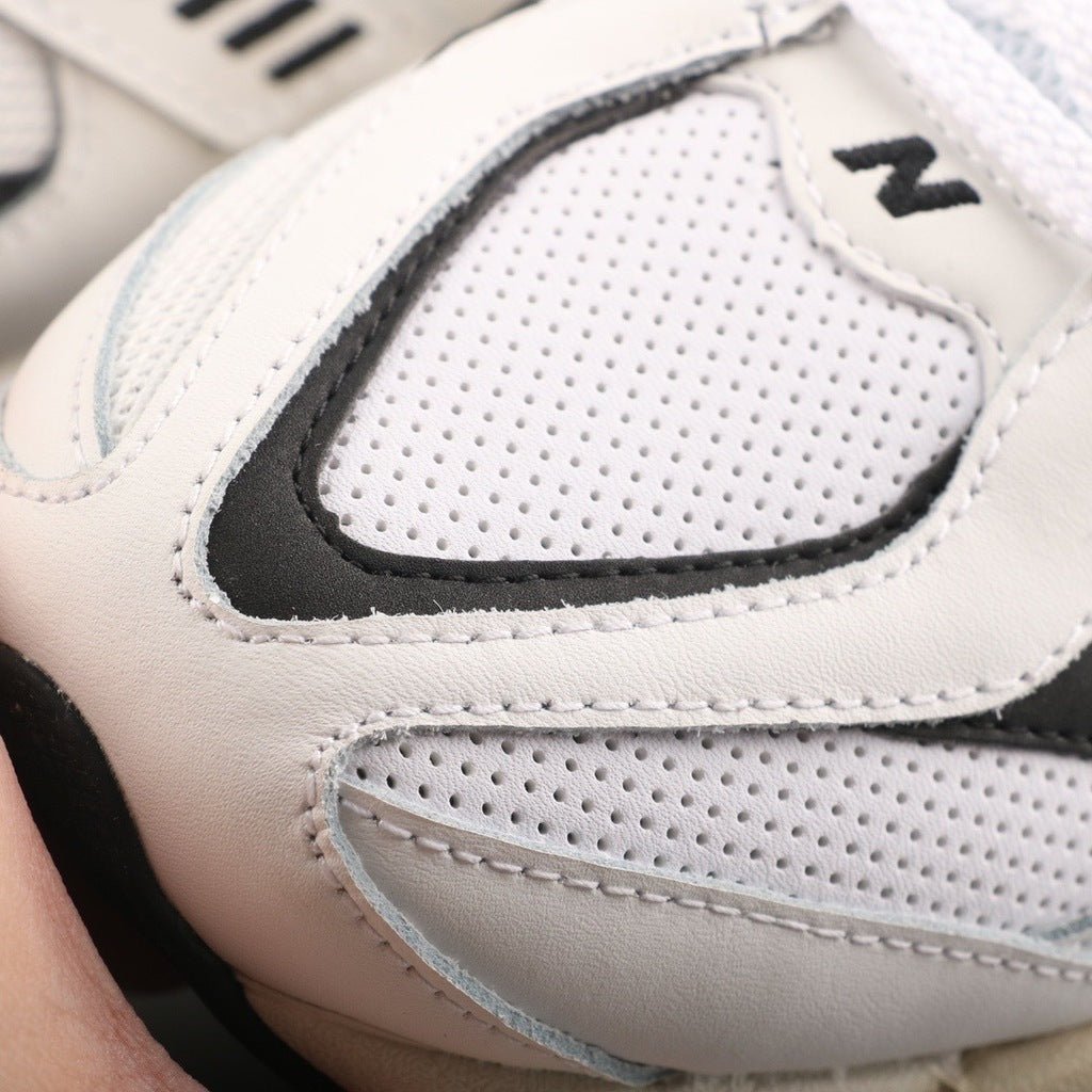 Tênis Runner Mesh Branco com Detalhe Preto