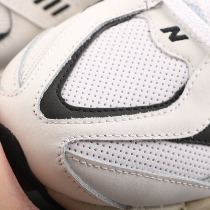 Tênis Runner Mesh Branco com Detalhe Preto