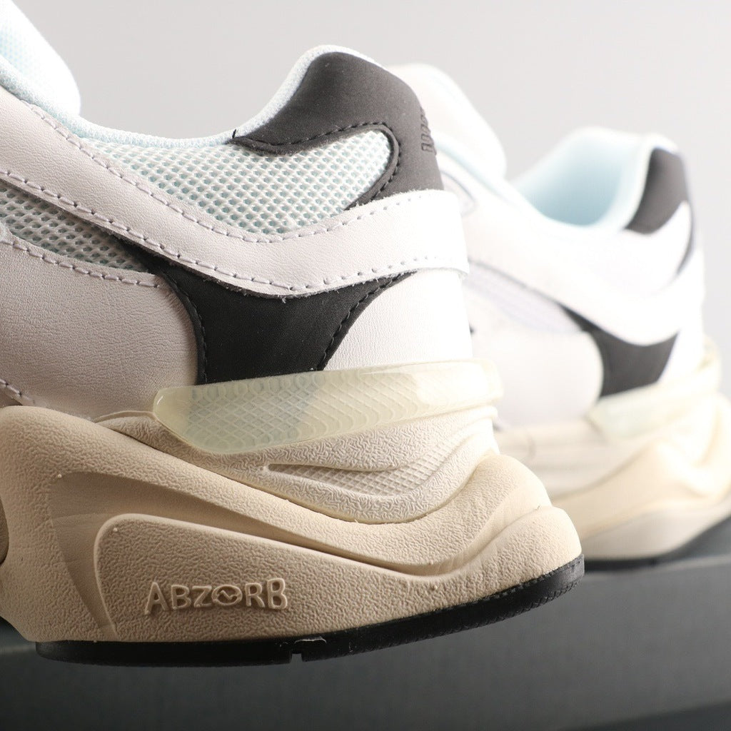 Tênis Runner Mesh Branco com Detalhe Preto