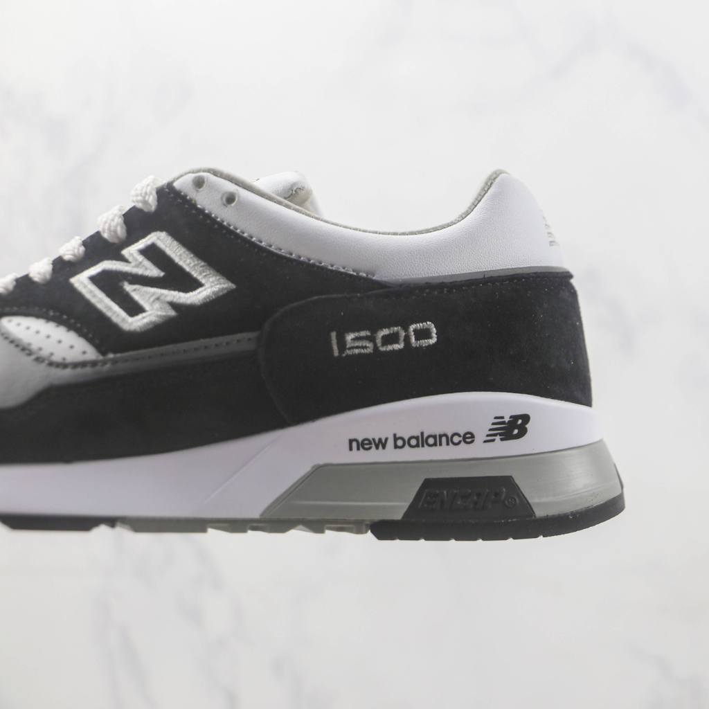 Tênis Runner Malha Preto e Branco Solado Cinza