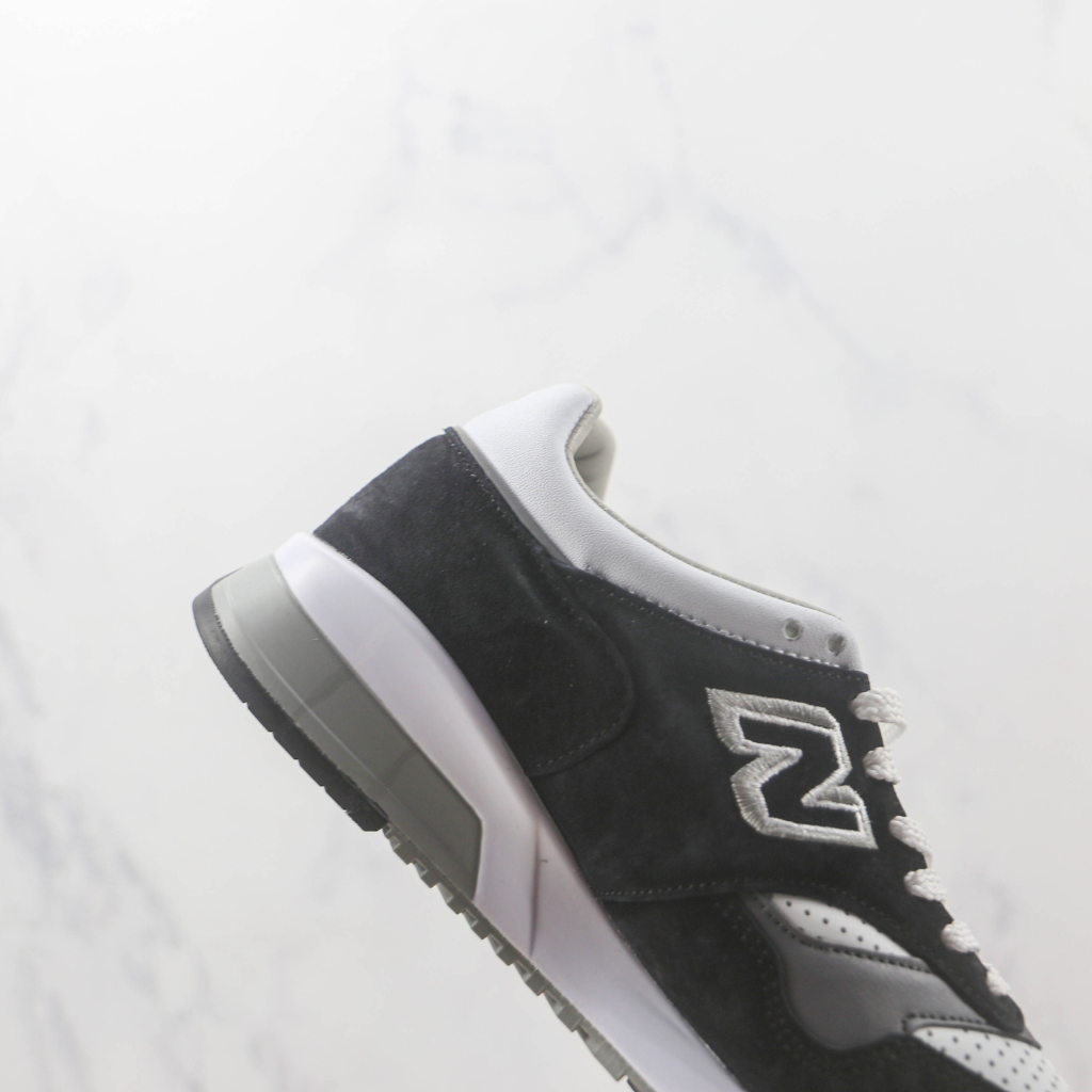 Tênis Runner Malha Preto e Branco Solado Cinza