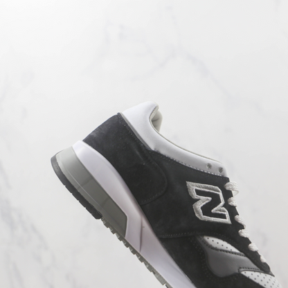 Tênis Runner Malha Preto e Branco Solado Cinza