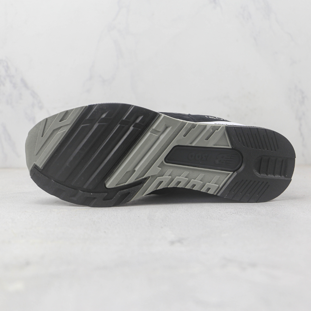 Tênis Runner Malha Preto e Branco Solado Cinza