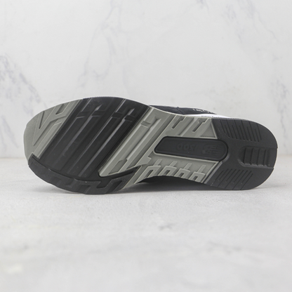 Tênis Runner Malha Preto e Branco Solado Cinza