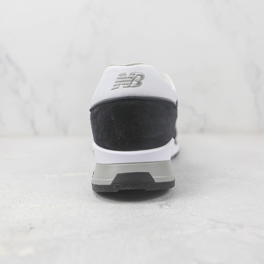 Tênis Runner Malha Preto e Branco Solado Cinza