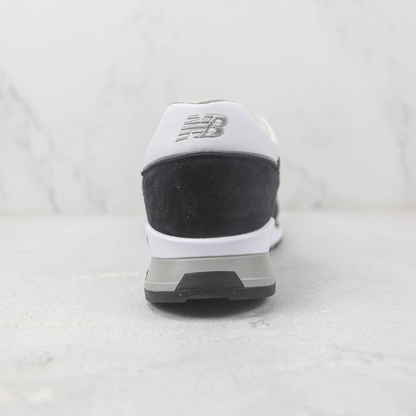Tênis Runner Malha Preto e Branco Solado Cinza