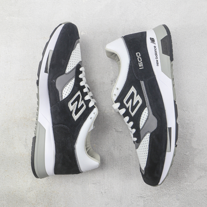 Tênis Runner Malha Preto e Branco Solado Cinza