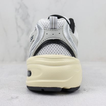 Tênis Runner Malha Branco Off-Branco Detalhes Contrastantes