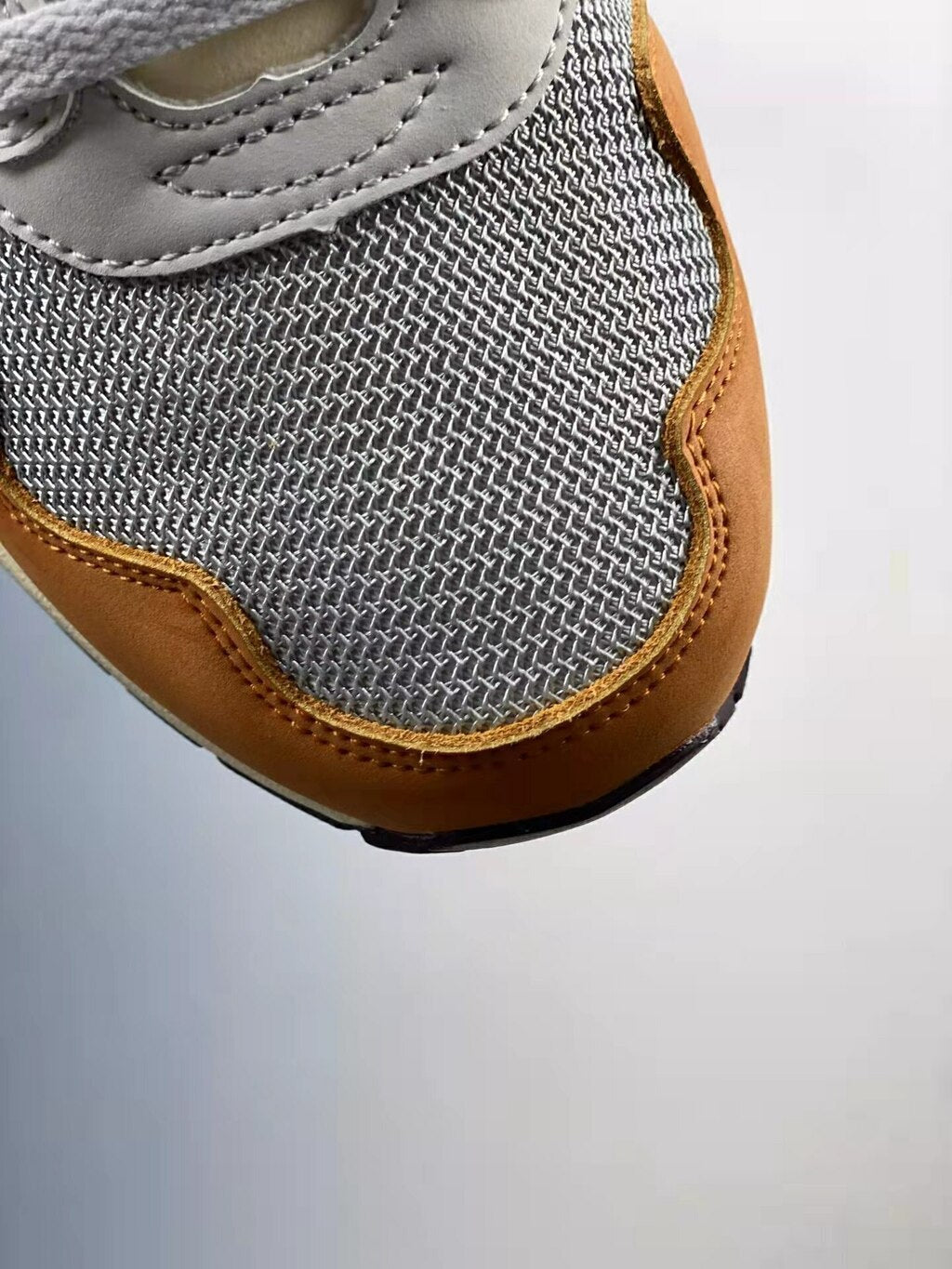 Tênis Runner Couro Monarch Detalhe Ondulado