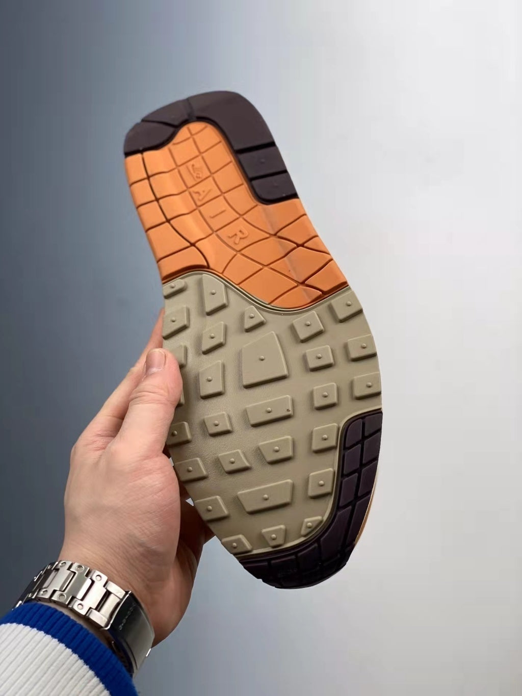 Tênis Runner Couro Monarch Detalhe Ondulado