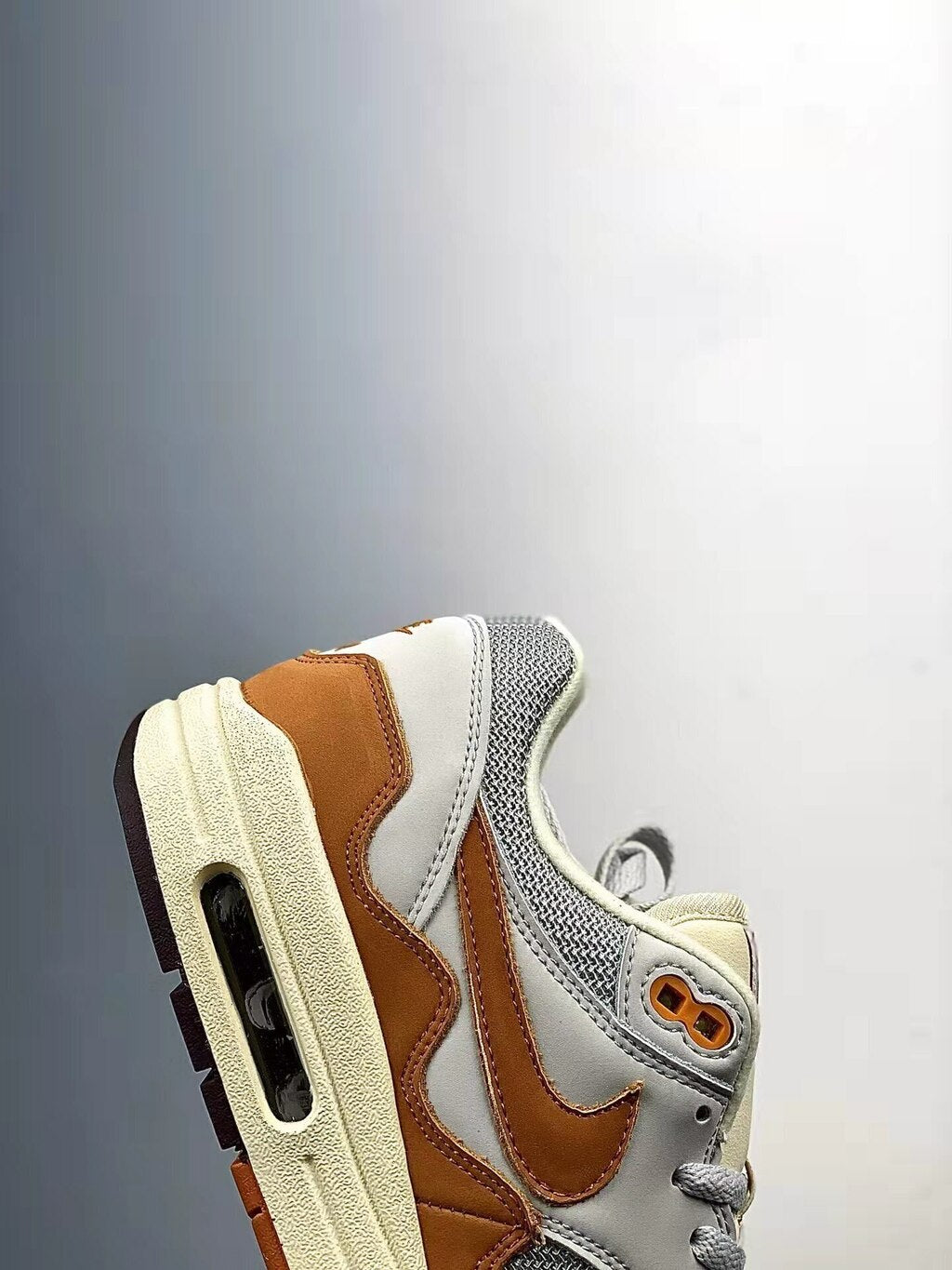 Tênis Runner Couro Monarch Detalhe Ondulado