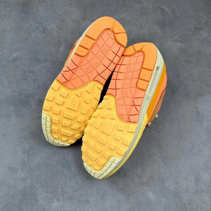 Tênis Runner Malha Laranja Degradê Detalhe Branco