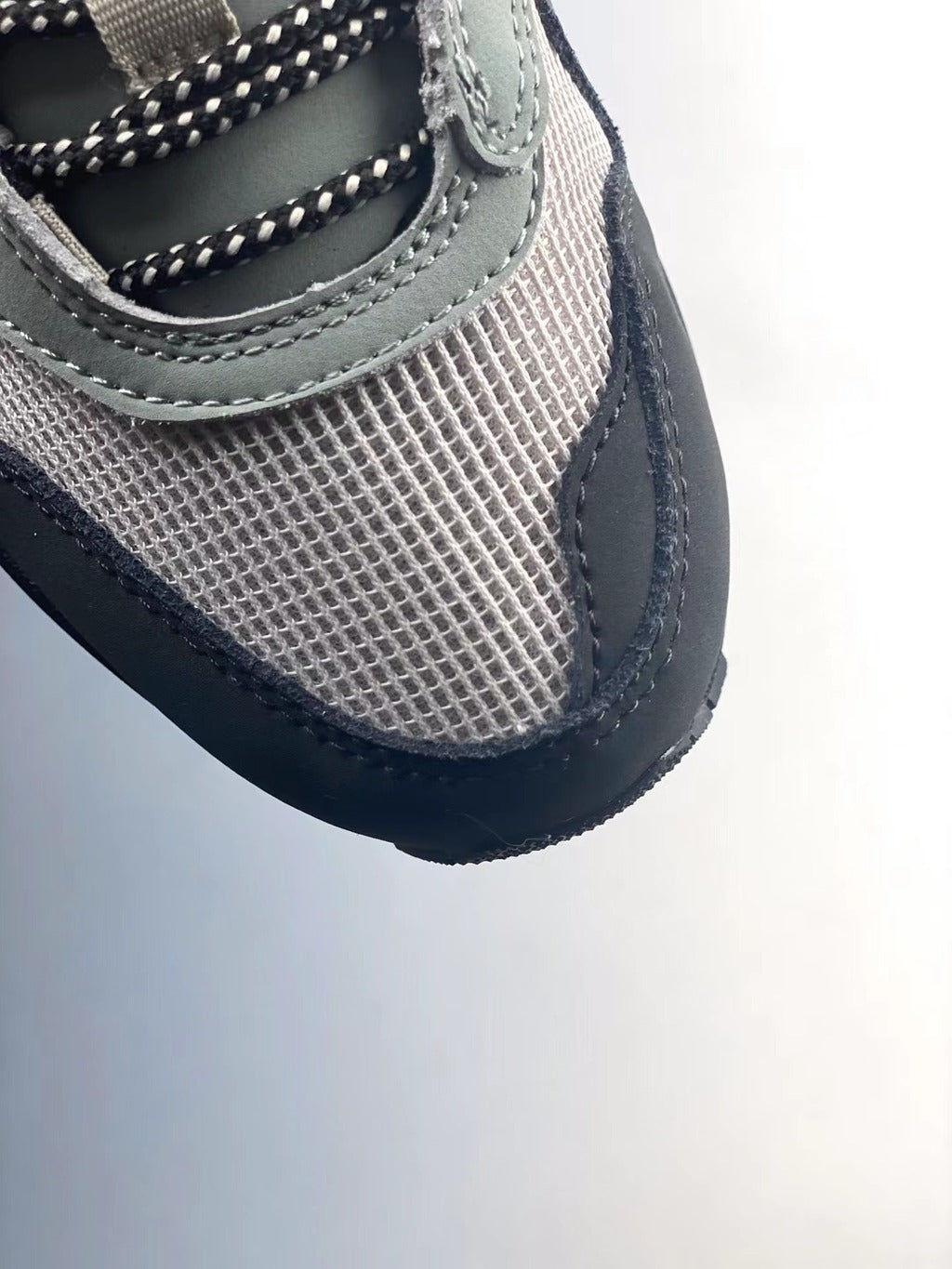Tênis Runner Camurça Bege Detalhes em Marrom