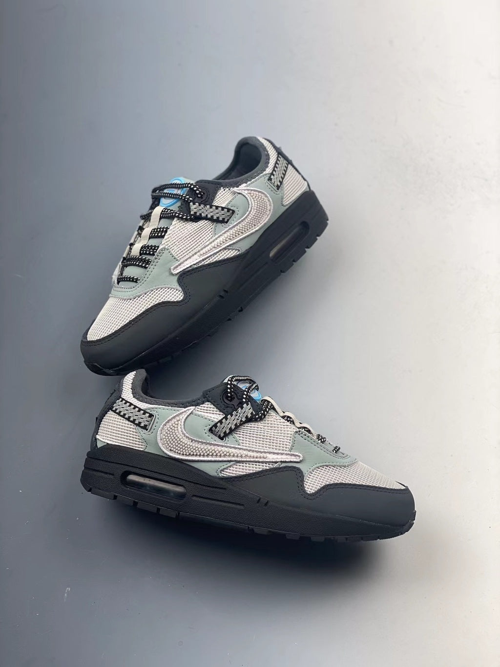 Tênis Runner Camurça Bege Detalhes em Marrom