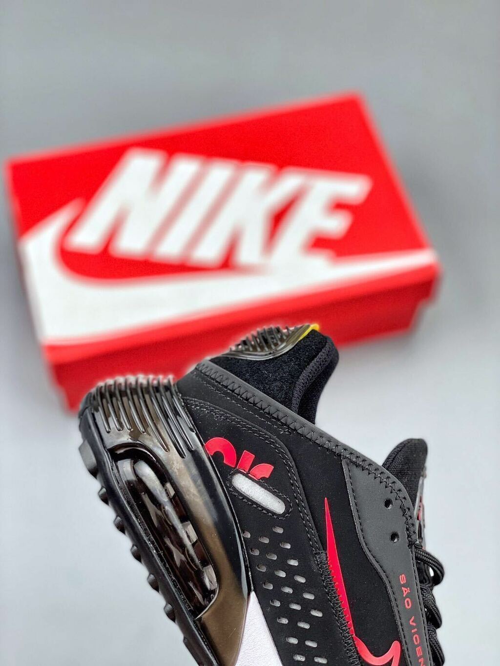 Tênis Runner Malha Branco Detalhes Coloridos Solado Air