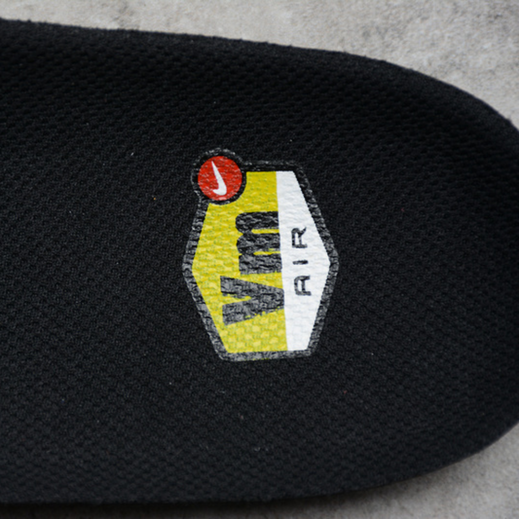 Tênis Runner Malha Preto Detalhe Amarelo Neon