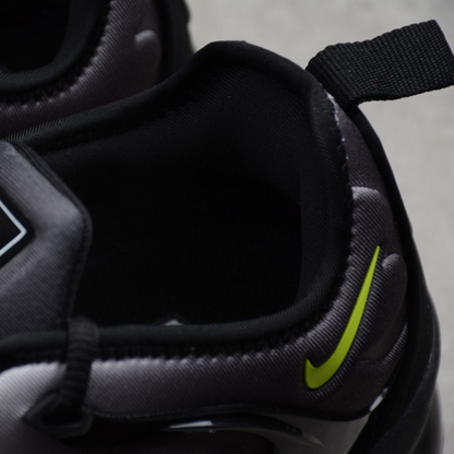 Tênis Runner Malha Preto Detalhe Amarelo Neon