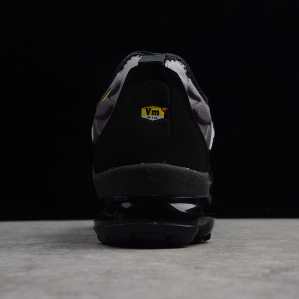 Tênis Runner Malha Preto Detalhe Amarelo Neon