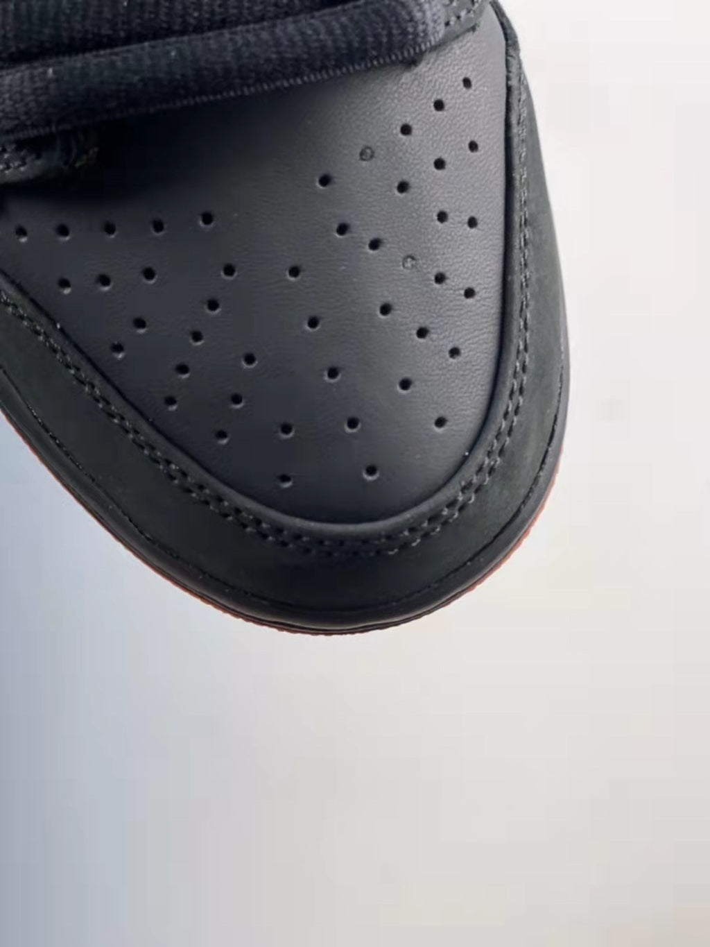 Tênis Cano Baixo Skate Couro Preto Detalhes Contrastantes