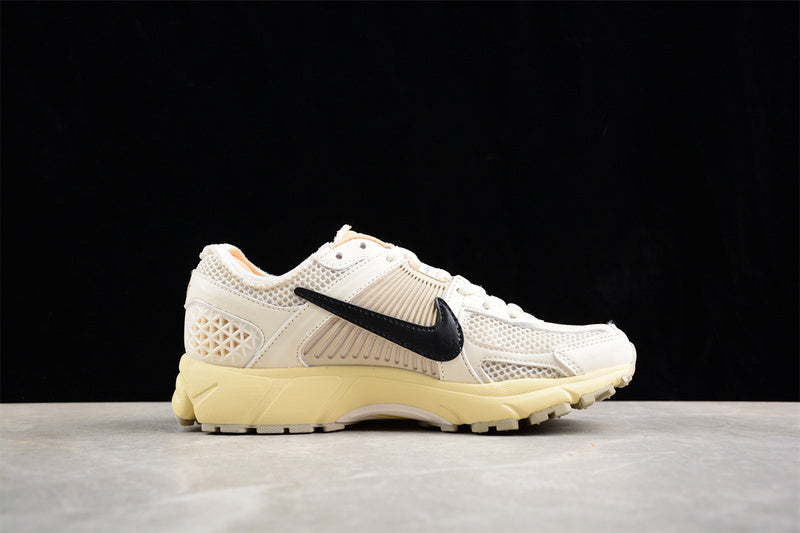 Tênis Runner Malha Branco Cinza Detalhe Amarelo