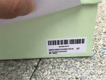 Tênis Couro Vermelho Preto e Branco Detalhe Listra Lateral