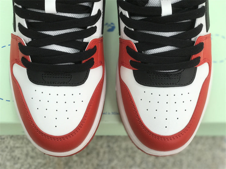 Tênis Couro Vermelho Preto e Branco Detalhe Listra Lateral