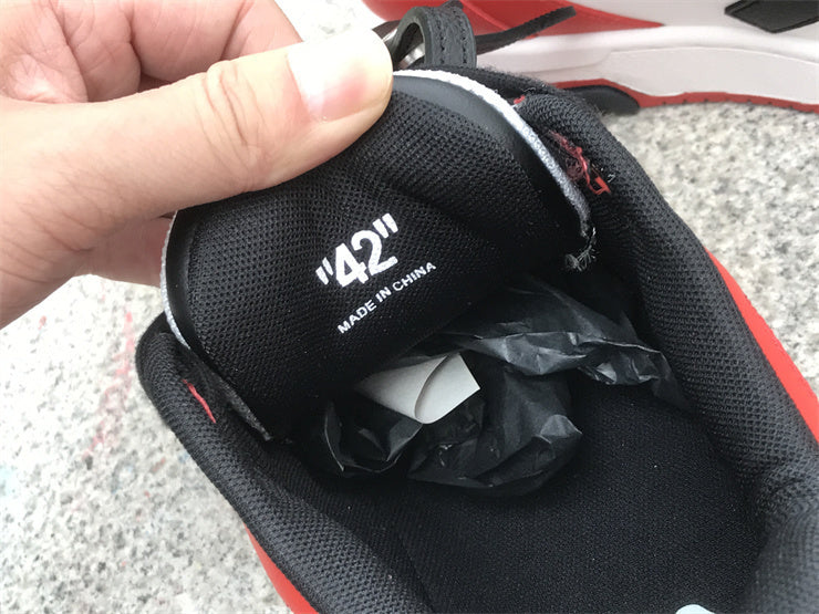 Tênis Couro Vermelho Preto e Branco Detalhe Listra Lateral