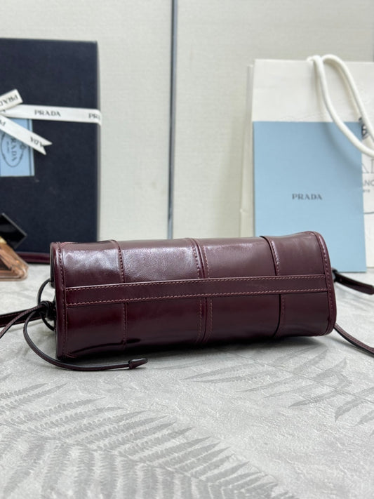 Bolsa Prada Bonnie Mini em couro bordô, base e acabamento