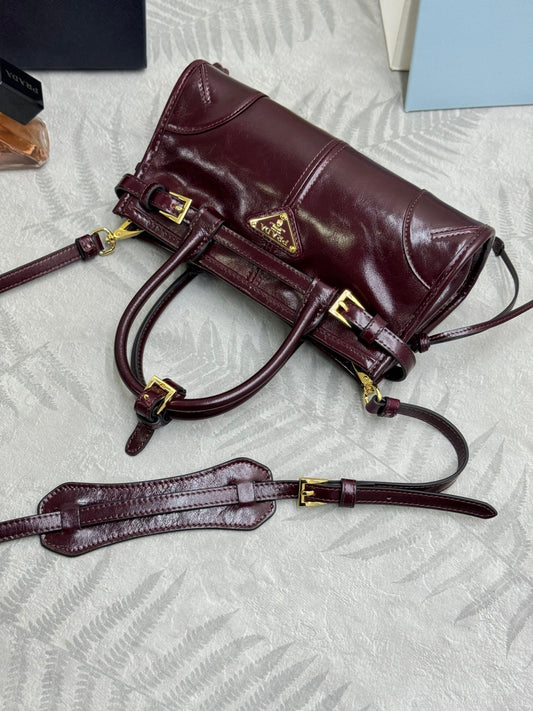 Bolsa Prada Bonnie Mini em couro bordô com alça removível