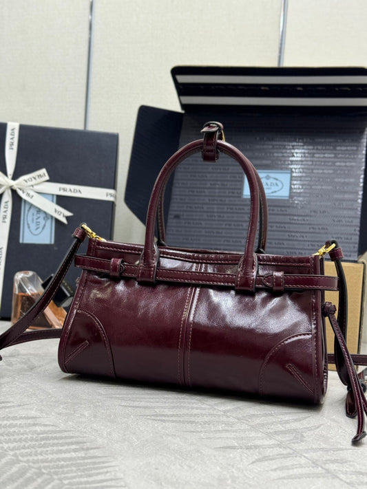 Bolsa Prada Bonnie Mini em couro bordô, vista traseira
