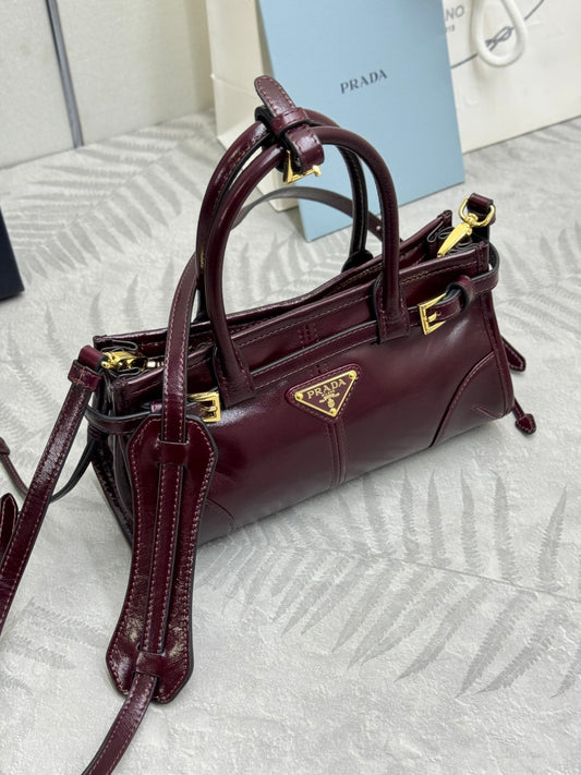 Bolsa Prada Bonnie Mini em couro bordô, vista frontal angular