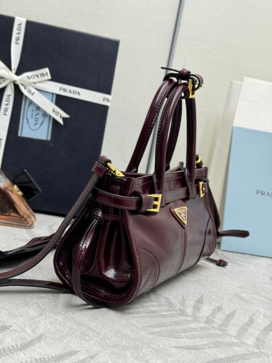 Bolsa Prada Bonnie Mini em couro bordô, vista lateral