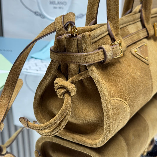 Detalhe dos cordões laterais da Prada Bonnie Mini em camurça