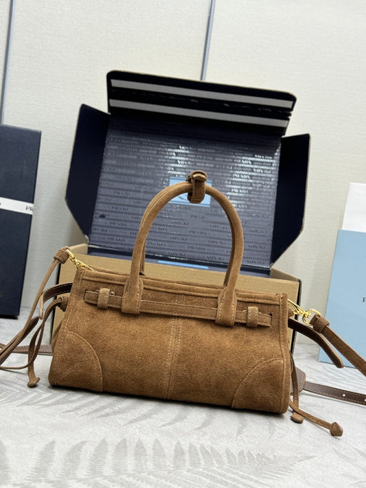 Bolsa Prada Bonnie Mini em camurça Marrom Cacau, costas e alças