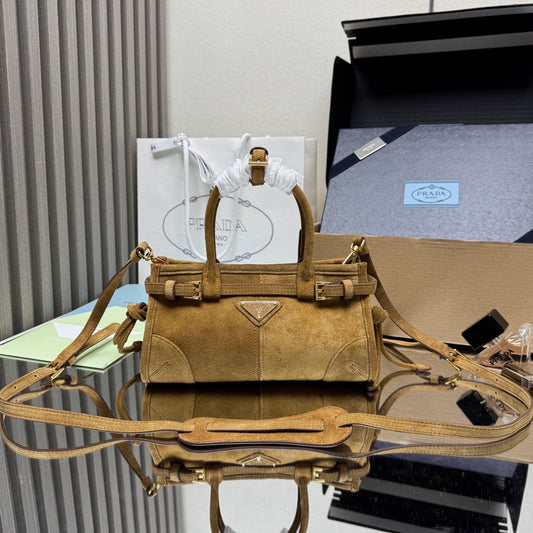 Bolsa Prada Bonnie Mini em camurça Marrom Cacau com alça removível