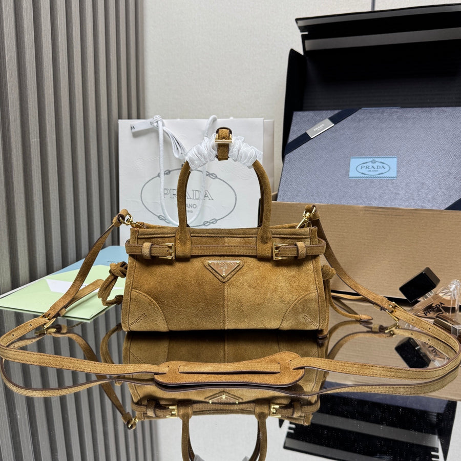 Bolsa Prada Bonnie Mini em Camurça Marrom Cacau