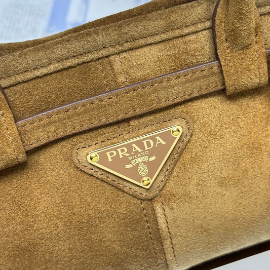Detalhe do logotipo triangular da Prada Bonnie Mini em camurça