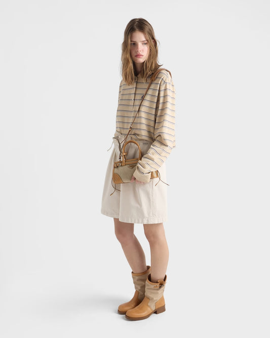 Look com bolsa Prada Bonnie pequena em linho e couro