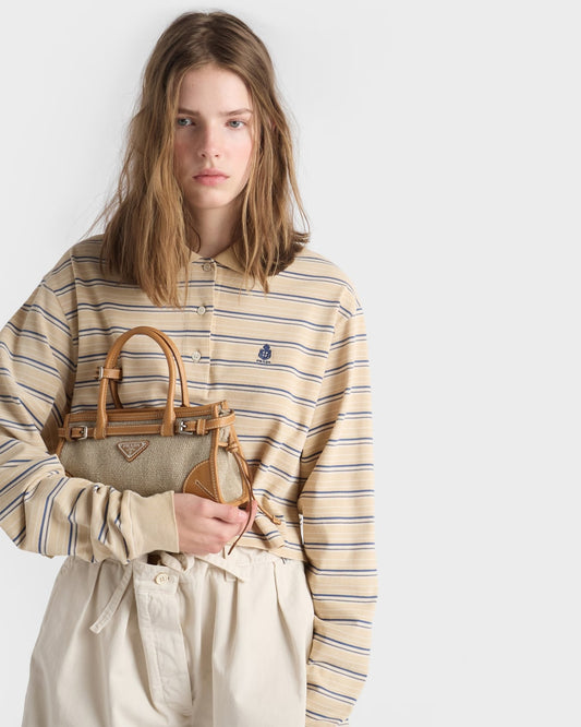 Bolsa Prada Bonnie pequena em linho e couro em uso