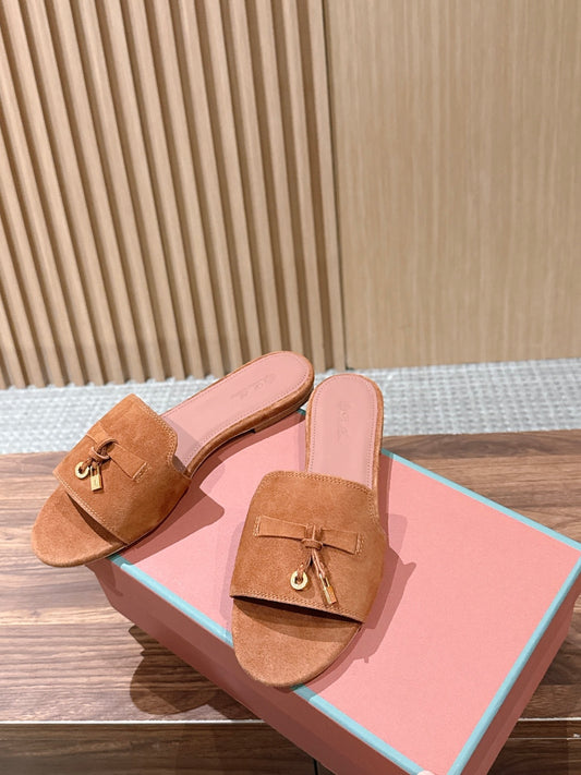 Sandália Loro Piana Summer Charms Feminina na cor Caramelo, detalhe 5